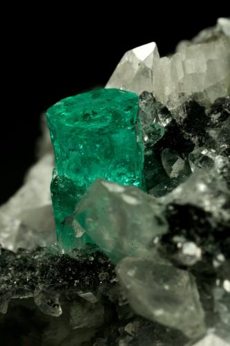 Beryl (variety emerald), Calcite, Quartz<br />Muzo mining district, Western Emerald Belt, Boyacá Department, Colombia<br />60x46x42mm, xl=13mm<br /> (Author: Fiebre Verde)