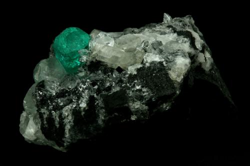 Beryl (variety emerald), Calcite, Quartz<br />Muzo (distrito minero), Cinturón Esmeraldífero Occidental, Departamento Boyacá, Colombia<br />60x46x42mm, xl=13mm<br /> (Author: Fiebre Verde)