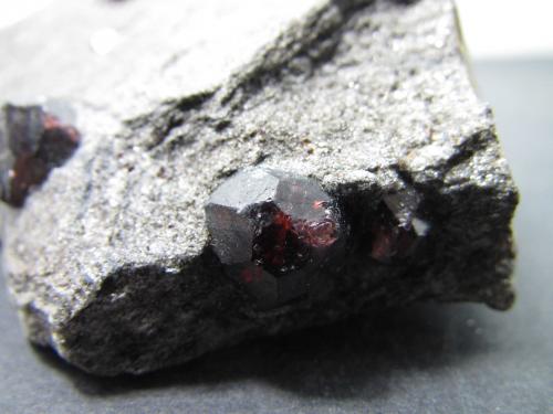 Almandino (Grupo Granate)<br />Bella Vista Mine, Mitkof Island, Wrangell-Petersburg Borough, Alaska, USA<br />Cristal de 1 cm.<br /> (Autor: prcantos)