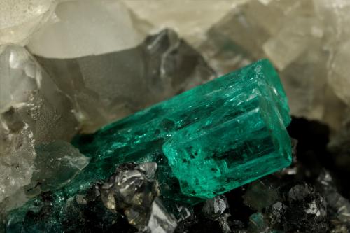 Beryl (variety emerald), Calcite<br />La Pita mining district, Municipio Maripí, Western Emerald Belt, Boyacá Department, Colombia<br />9cm across, xls=20mm<br /> (Author: Fiebre Verde)