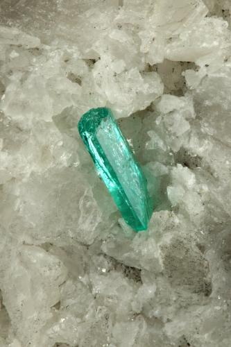 Beryl (variety emerald), Calcite<br />Chivor (distrito minero), Municipio Chivor, Cinturón Esmeraldífero Oriental, Departamento Boyacá, Colombia<br />50x40x95mm, xl=13mm<br /> (Author: Fiebre Verde)