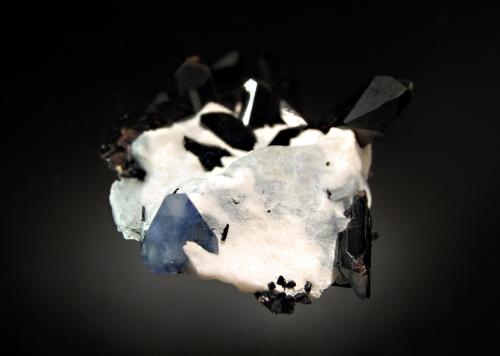 Benitoite<br />Mina California State Gem (Benitoite Gem Mine), Zona San Benito River headwaters, Pico Santa Rita, Distrito New Idria, Condado San Benito, California, USA<br />3.3 x 6.2 cm<br /> (Author: crosstimber)