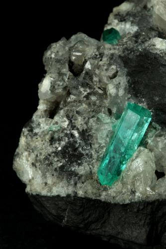 Beryl (variety emerald), Calcite<br />La Pita mining district, Municipio Maripí, Western Emerald Belt, Boyacá Department, Colombia<br />100x50x70mm, largest xl=17mm<br /> (Author: Fiebre Verde)