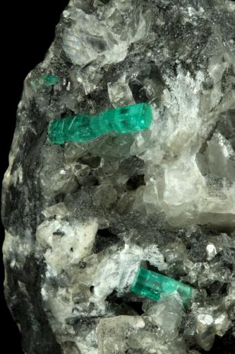 Beryl (variety emerald), Calcite<br />La Pita mining district, Municipio Maripí, Western Emerald Belt, Boyacá Department, Colombia<br />100x50x70mm, largest xl=17mm<br /> (Author: Fiebre Verde)