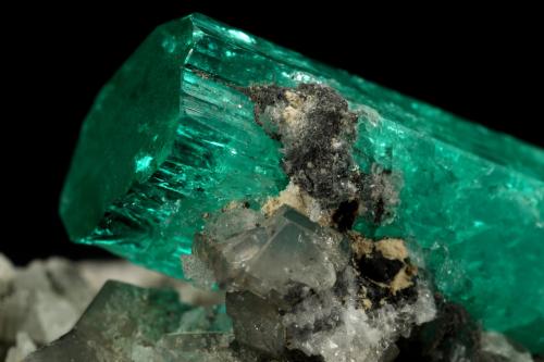 Beryl (variety emerald), Calcite<br />La Pita mining district, Polveros Mine, Municipio Maripí, Western Emerald Belt, Boyacá Department, Colombia<br />37x45mm, xl=34mm<br /> (Author: Fiebre Verde)