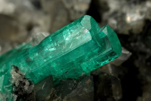 Beryl (variety emerald), Calcite<br />La Pita mining district, Polveros Mine, Municipio Maripí, Western Emerald Belt, Boyacá Department, Colombia<br />37x45mm, xl=34mm<br /> (Author: Fiebre Verde)