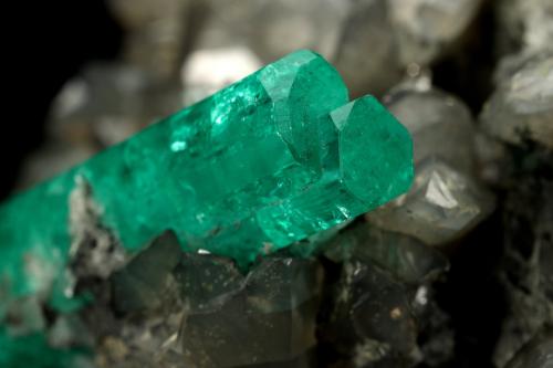 Beryl (variety emerald), Calcite<br />La Pita mining district, Polveros Mine, Municipio Maripí, Western Emerald Belt, Boyacá Department, Colombia<br />37x45mm, xl=34mm<br /> (Author: Fiebre Verde)