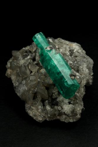 Beryl (variety emerald), Calcite<br />La Pita mining district, Polveros Mine, Municipio Maripí, Western Emerald Belt, Boyacá Department, Colombia<br />37x45mm, xl=34mm<br /> (Author: Fiebre Verde)