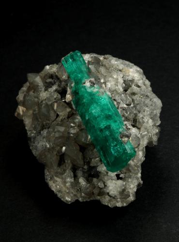 Beryl (variety emerald), Calcite<br />La Pita mining district, Polveros Mine, Municipio Maripí, Western Emerald Belt, Boyacá Department, Colombia<br />37x45mm, xl=34mm<br /> (Author: Fiebre Verde)