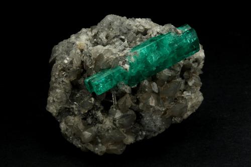 Beryl (variety emerald), Calcite<br />La Pita mining district, Polveros Mine, Municipio Maripí, Western Emerald Belt, Boyacá Department, Colombia<br />37x45mm, xl=34mm<br /> (Author: Fiebre Verde)