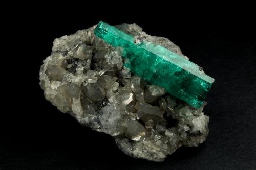 Beryl (variety emerald), Calcite<br />La Pita mining district, Polveros Mine, Municipio Maripí, Western Emerald Belt, Boyacá Department, Colombia<br />37x45mm, xl=34mm<br /> (Author: Fiebre Verde)