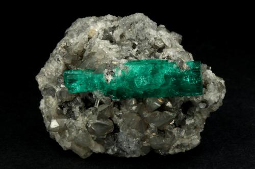 Beryl (variety emerald), Calcite<br />La Pita mining district, Polveros Mine, Municipio Maripí, Western Emerald Belt, Boyacá Department, Colombia<br />37x45mm, xl=34mm<br /> (Author: Fiebre Verde)