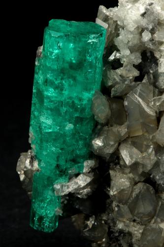 Beryl (variety emerald), Calcite<br />La Pita mining district, Polveros Mine, Municipio Maripí, Western Emerald Belt, Boyacá Department, Colombia<br />37x45mm, xl=34mm<br /> (Author: Fiebre Verde)