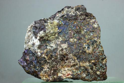 Enstatita (variedad broncita)<br />Jiange, Prefectura Guangyuan, Provincia Sichuan, China<br />55x46 mm<br /> (Autor: Juan Espino)