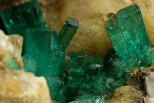 Beryl (variety emerald), Calcite<br />Peñas Blancas Mine, Municipio San Pablo de Borbur, Western Emerald Belt, Boyacá Department, Colombia<br />78x47x31mm - Detail<br /> (Author: Fiebre Verde)