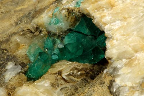 Beryl (variety emerald), Calcite<br />Peñas Blancas Mine, Municipio San Pablo de Borbur, Western Emerald Belt, Boyacá Department, Colombia<br />78x47x31mm - Detail<br /> (Author: Fiebre Verde)