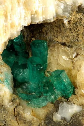 Beryl (variety emerald), Calcite<br />Peñas Blancas Mine, Municipio San Pablo de Borbur, Western Emerald Belt, Boyacá Department, Colombia<br />78x47x31mm - Detail<br /> (Author: Fiebre Verde)