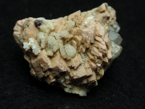 Almandino (Grupo Granate) con cuarzo, microclina y albita<br />Can Vernenc, Montnegre Mountains, La Batllòria, Sant Celoni, Comarca Vallès Oriental, Barcelona, Catalonia / Catalunya, Spain<br />3 x 3 x 2 cm<br /> (Autor: karbu8)