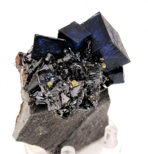 Fluorite, sphalerite, chalcopyrite<br />Elmwood Mine, Carthage, Central Tennessee Ba-F-Pb-Zn District, Smith County, Tennessee, USA<br />65 mm x 50 mm x 24 mm. Largest fluorite crystal size: 17 mm on edge.<br /> (Author: Carles Millan)