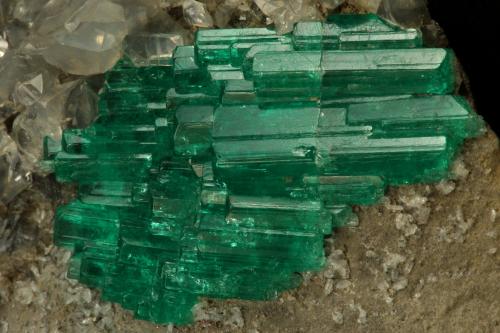 Beryl (variety emerald), Calcite, Pyrite, Albite<br />Chivor mining district, Municipio Chivor, Eastern Emerald Belt, Boyacá Department, Colombia<br />85x65x40mm, cluster=32x19mm<br /> (Author: Fiebre Verde)