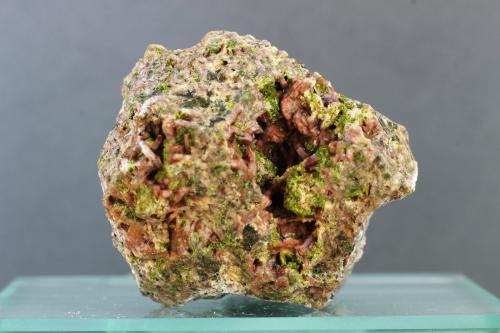 Albita y Clinozoisita<br />Los Arenales Quarry, Monte La Rocha de Piquer, Torás, Comarca Alto Palancia, Castellón / Castelló, Valencian Community / Comunitat Valenciana, Spain<br />40x30 mm<br /> (Autor: Juan Espino)