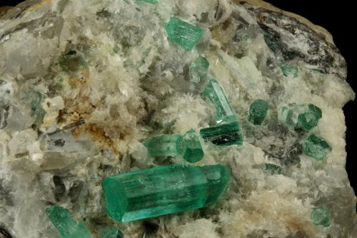 Beryl (variety emerald), Calcite, Aragonite<br />Chivor mining district, Municipio Chivor, Eastern Emerald Belt, Boyacá Department, Colombia<br />80x70x65mm, main xl=18mm<br /> (Author: Fiebre Verde)