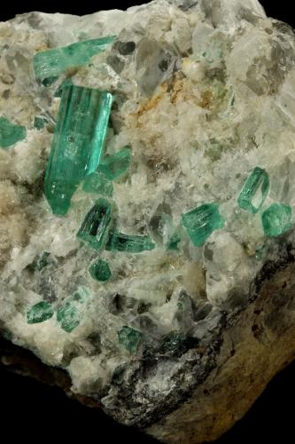 Beryl (variety emerald), Calcite, Aragonite<br />Chivor mining district, Municipio Chivor, Eastern Emerald Belt, Boyacá Department, Colombia<br />80x70x65mm, main xl=18mm<br /> (Author: Fiebre Verde)