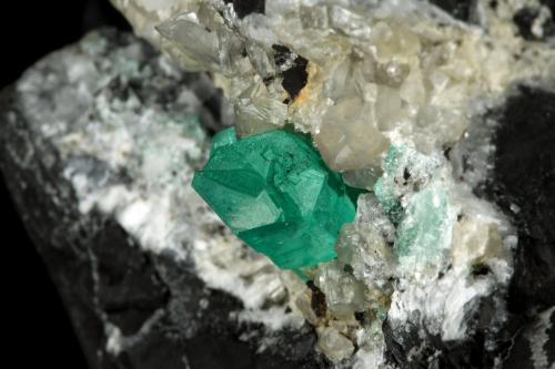 Beryl (variety emerald), Calcite<br /><br />115x75x115mm, xl=20mm<br /> (Author: Fiebre Verde)