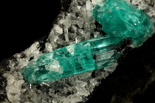 Beryl (variety emerald), Albite (variety cleavelandite)<br />Chivor mining district, Municipio Chivor, Eastern Emerald Belt, Boyacá Department, Colombia<br />190x35x115mm, longest xl=32mm<br /> (Author: Fiebre Verde)