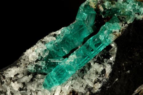 Beryl (variety emerald), Albite (variety cleavelandite)<br />Chivor mining district, Municipio Chivor, Eastern Emerald Belt, Boyacá Department, Colombia<br />190x35x115mm, longest xl=32mm<br /> (Author: Fiebre Verde)