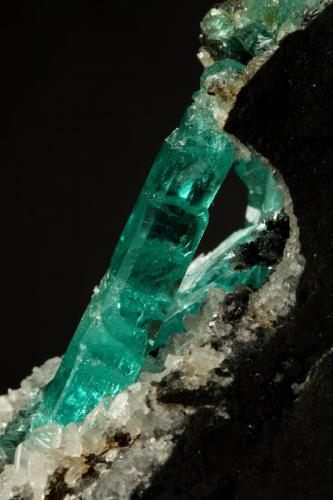 Beryl (variety emerald), Albite (variety cleavelandite)<br />Chivor mining district, Municipio Chivor, Eastern Emerald Belt, Boyacá Department, Colombia<br />190x35x115mm, longest xl=32mm<br /> (Author: Fiebre Verde)