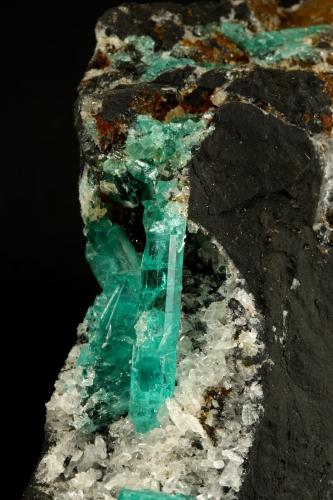 Beryl (variety emerald), Albite (variety cleavelandite)<br />Chivor mining district, Municipio Chivor, Eastern Emerald Belt, Boyacá Department, Colombia<br />190x35x115mm, longest xl=32mm<br /> (Author: Fiebre Verde)