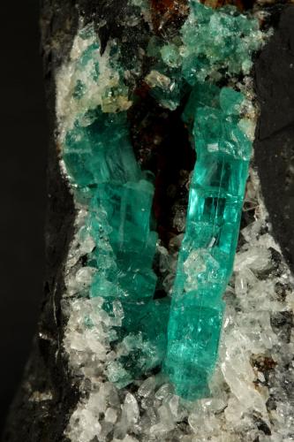 Beryl (variety emerald), Albite (variety cleavelandite)<br />Chivor mining district, Municipio Chivor, Eastern Emerald Belt, Boyacá Department, Colombia<br />190x35x115mm, longest xl=32mm<br /> (Author: Fiebre Verde)