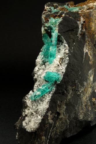 Beryl (variety emerald), Albite (variety cleavelandite)<br />Chivor mining district, Municipio Chivor, Eastern Emerald Belt, Boyacá Department, Colombia<br />190x35x115mm, longest xl=32mm<br /> (Author: Fiebre Verde)