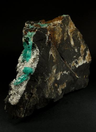 Beryl (variety emerald), Albite (variety cleavelandite)<br />Chivor mining district, Municipio Chivor, Eastern Emerald Belt, Boyacá Department, Colombia<br />190x35x115mm, longest xl=32mm<br /> (Author: Fiebre Verde)