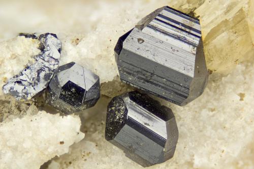 Rutile<br />Cantera Poudrette, Mont Saint-Hilaire, La Vallée-du-Richelieu RCM, Montérégie, Québec, Canadá<br />FOV = 2mm<br /> (Author: Doug)