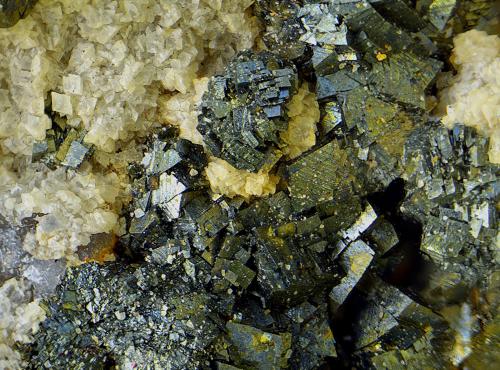 Arsenopirita sobre dolomita.<br />Grupo Minero El Soldado, Villanueva del Duque, Comarca Los Pedroches, Córdoba, Andalucía, España<br />Campo de visión de 2,5 mm<br /> (Autor: Antonio Carmona)