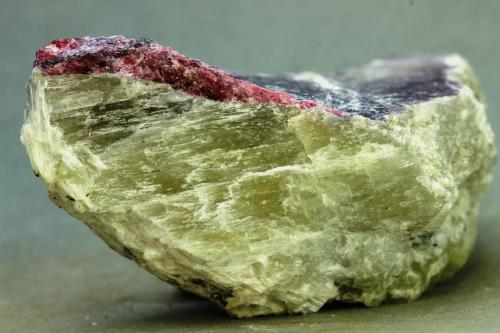 Agrellita<br />Kipawa complex, Sheffield Lake, Témiscamingue County, Québec, Canada<br />43x25<br /> (Autor: Juan Espino)
