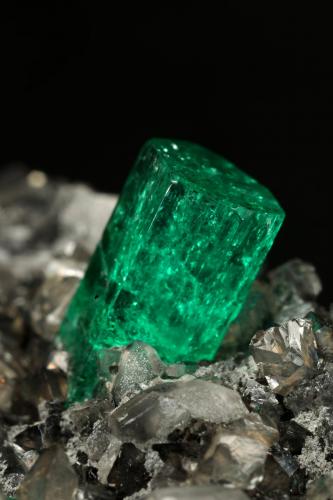 Beryl (variety emerald), Calcite<br />La Pita mining district, Municipio Maripí, Western Emerald Belt, Boyacá Department, Colombia<br />83x27x62mm, xl=9mm<br /> (Author: Fiebre Verde)