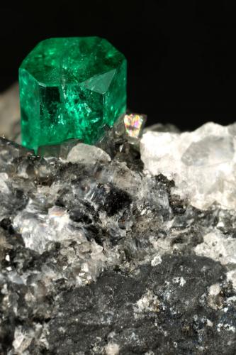 Beryl (variety emerald), Calcite<br />La Pita mining district, Municipio Maripí, Western Emerald Belt, Boyacá Department, Colombia<br />83x27x62mm, xl=9mm<br /> (Author: Fiebre Verde)