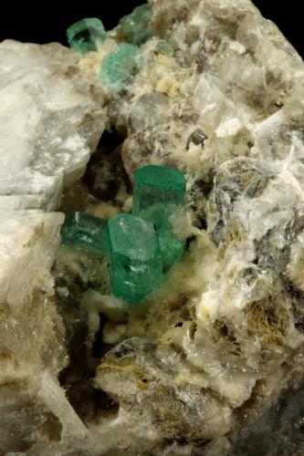 Beryl (variety emerald), Calcite, Aragonite<br />Chivor mining district, Municipio Chivor, Eastern Emerald Belt, Boyacá Department, Colombia<br />75x55x65mm, main xl~1cm<br /> (Author: Fiebre Verde)