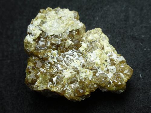 Granate (grupo)<br />Mines de Can Montsant, Can Montsant (Massís del Montnegre), Hortsavinyà, Tordera, Comarca Maresme, Barcelona, Cataluña / Catalunya, España<br />4 x 4 x 2 cm<br /> (Autor: karbu8)