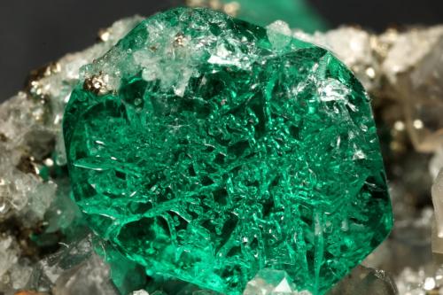 Beryl (variety emerald), Calcite, Pyrite, Albite (variety cleavelandite)<br />Chivor mining district, Municipio Chivor, Eastern Emerald Belt, Boyacá Department, Colombia<br />70x46x34mm, main xl=18mm<br /> (Author: Fiebre Verde)