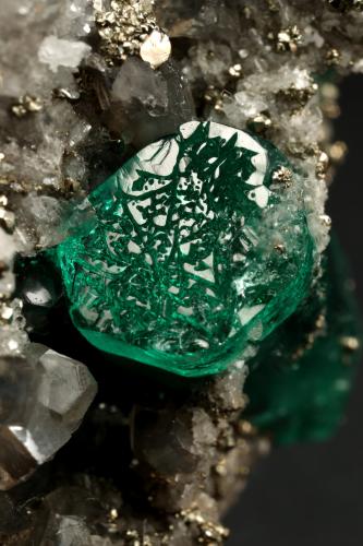 Beryl (variety emerald), Calcite, Pyrite, Albite (variety cleavelandite)<br />Chivor mining district, Municipio Chivor, Eastern Emerald Belt, Boyacá Department, Colombia<br />70x46x34mm, main xl=18mm<br /> (Author: Fiebre Verde)