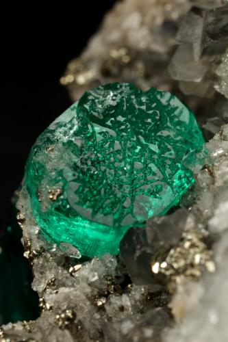 Beryl (variety emerald), Calcite, Pyrite, Albite (variety cleavelandite)<br />Chivor mining district, Municipio Chivor, Eastern Emerald Belt, Boyacá Department, Colombia<br />70x46x34mm, main xl=18mm<br /> (Author: Fiebre Verde)