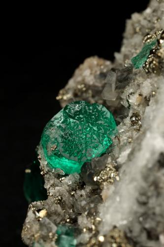 Beryl (variety emerald), Calcite, Pyrite, Albite (variety cleavelandite)<br />Chivor mining district, Municipio Chivor, Eastern Emerald Belt, Boyacá Department, Colombia<br />70x46x34mm, main xl=18mm<br /> (Author: Fiebre Verde)