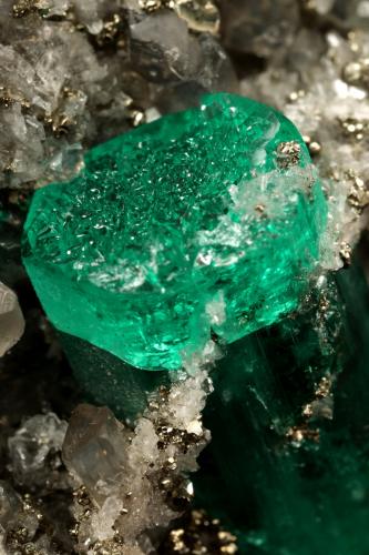 Beryl (variety emerald), Calcite, Pyrite, Albite (variety cleavelandite)<br />Chivor mining district, Municipio Chivor, Eastern Emerald Belt, Boyacá Department, Colombia<br />70x46x34mm, main xl=18mm<br /> (Author: Fiebre Verde)