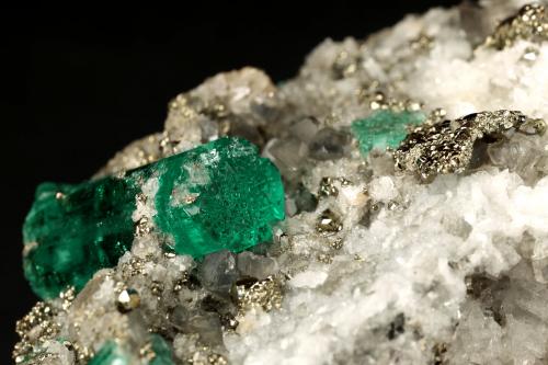 Beryl (variety emerald), Calcite, Pyrite, Albite (variety cleavelandite)<br />Chivor mining district, Municipio Chivor, Eastern Emerald Belt, Boyacá Department, Colombia<br />70x46x34mm, main xl=18mm<br /> (Author: Fiebre Verde)