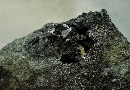 Allanita-(La) sobre Löllingita<br />Monchi Mine, Sierra del Cordel, Burguillos del Cerro, Comarca Zafra-Río Bodión, Badajoz, Extremadura, Spain<br />50 x 40 mm<br /> (Autor: Antonio Carmona)