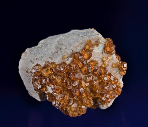 Spessartine<br />Catas Spessartina Wushan, Tongbei, Yunxiao, Prefectura Zhangzhou, Provincia Fujian, China<br />2.3 x 2.2 cm<br /> (Author: am mizunaka)